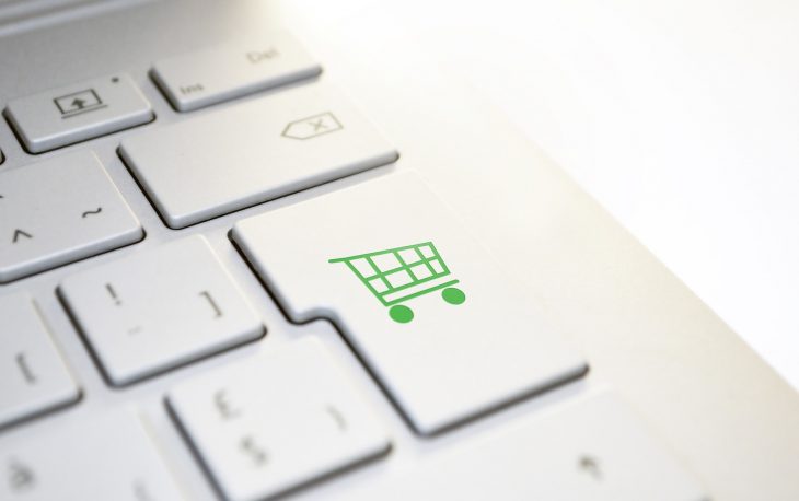 Imagem de um teclado, onde um dos botões tem um desenho de carrinho de compras. Ilustração do texto sobre mercados para empreender.