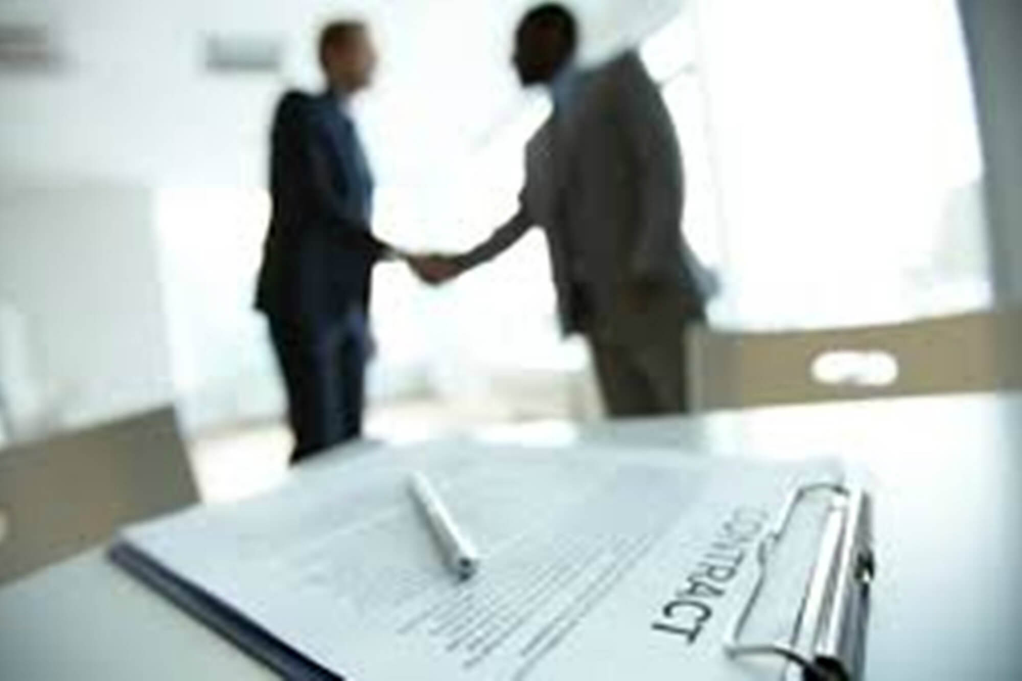Dois empresários apertando as mãos e fechando um contrato. Imagem ilustrativa de texto como montar uma franquia.