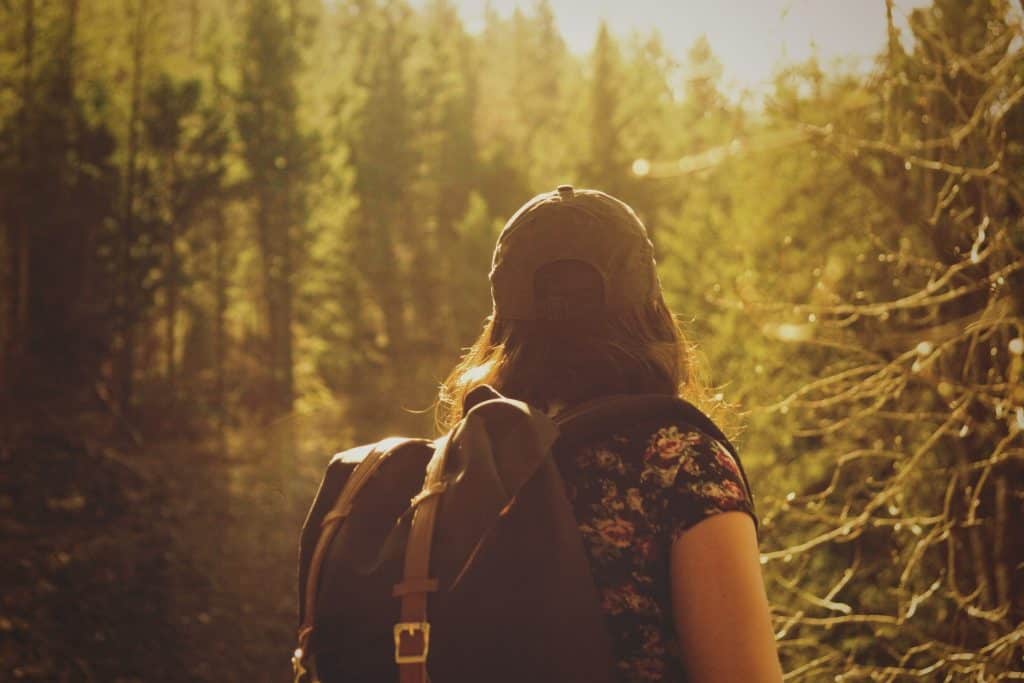 Imagem de uma mulher fazendo turismo ecológico.