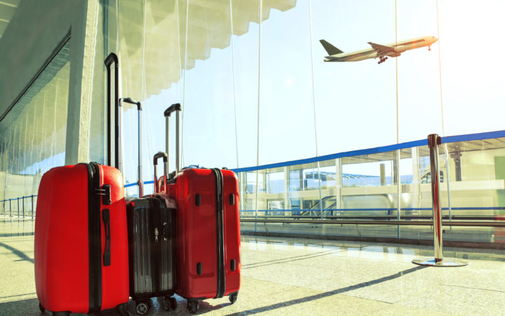 conexão das melhores franquias de turismo com malas e avião