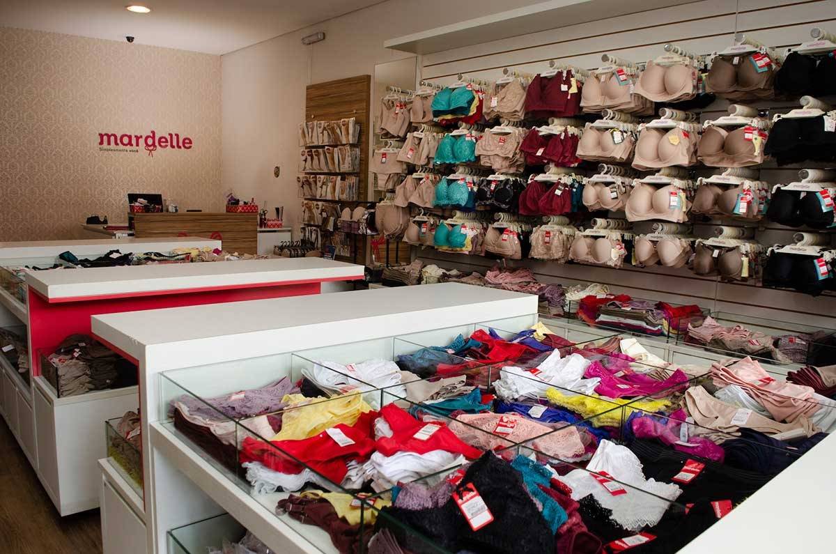 Imagem de uma loja da Mardelle com vários produtos como calcinhas e lingerie. Imagem ilustrativa texto franquias de sucesso para investir.