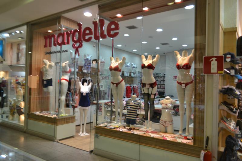 Imagem de uma vitrine da Mardelle com várias roupas. Imagem ilustrativa texto melhores franquias para shopping.