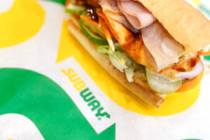 Franquias Subway: representação de um sanduíche da marca com sua embalagem tradicional