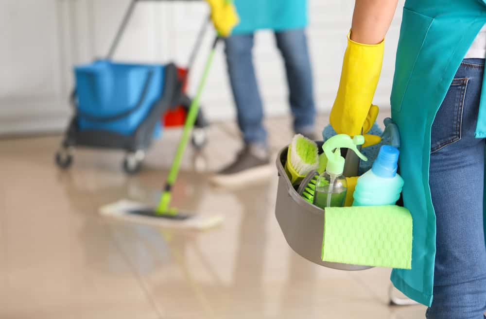 Imagem de pessoas segurando produtos de limpeza. Imagem ilustrativa texto distribuidora de produtos de limpeza para revenda.