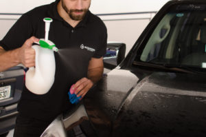 franquia de lavagem ecologica de carros: homem fazendo o processo de limpeza a seco