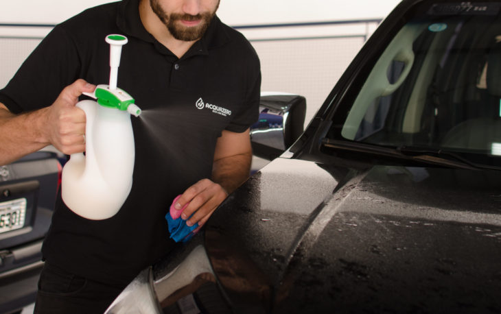 franquia de lavagem ecologica de carros: homem fazendo o processo de limpeza a seco