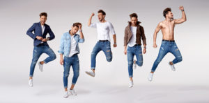 Franquia de moda masculina: vários modelos em poses diferentes com roupas masculinas jeans