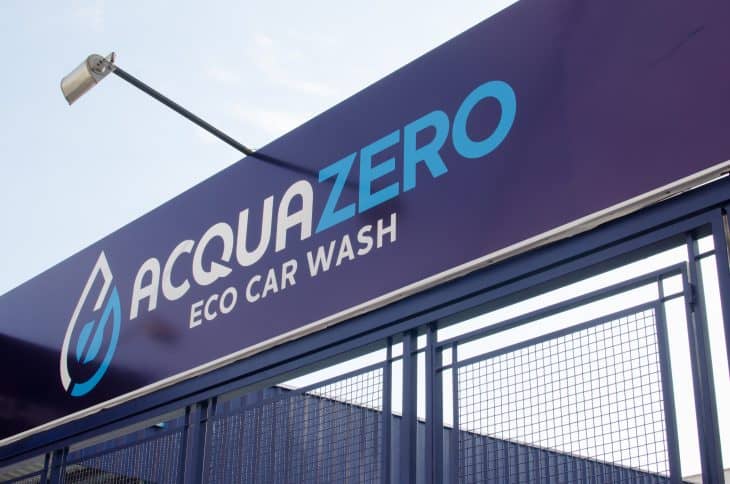 Negócios em alta: Faixada de uma loja da Acquazero a céu aberto