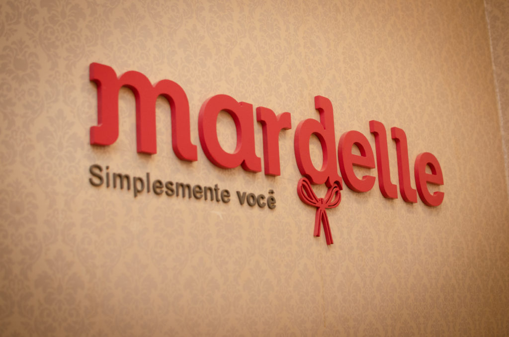 Logo da Mardelle em uma das  lojas. Imagem ilustrativa do texto suporte franquia Mardelle. 