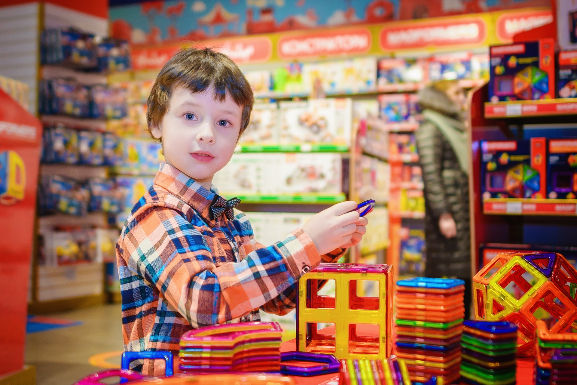 Imagem de uma criança brincando em uma loja de brinquedos. Imagem ilustrativa texto franquias baratas entretenimento 2021.