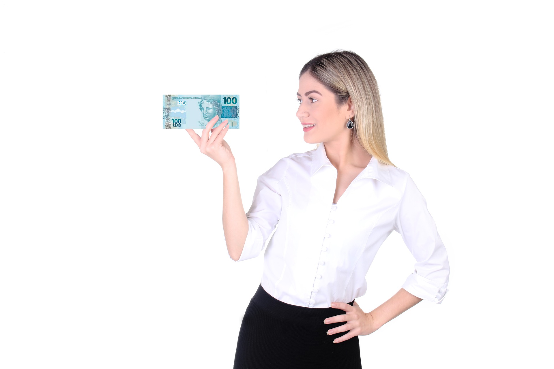 Mulher segurando uma nota de 100 reais. Imagem ilustrativa texto franquias baratas serviço 2021.