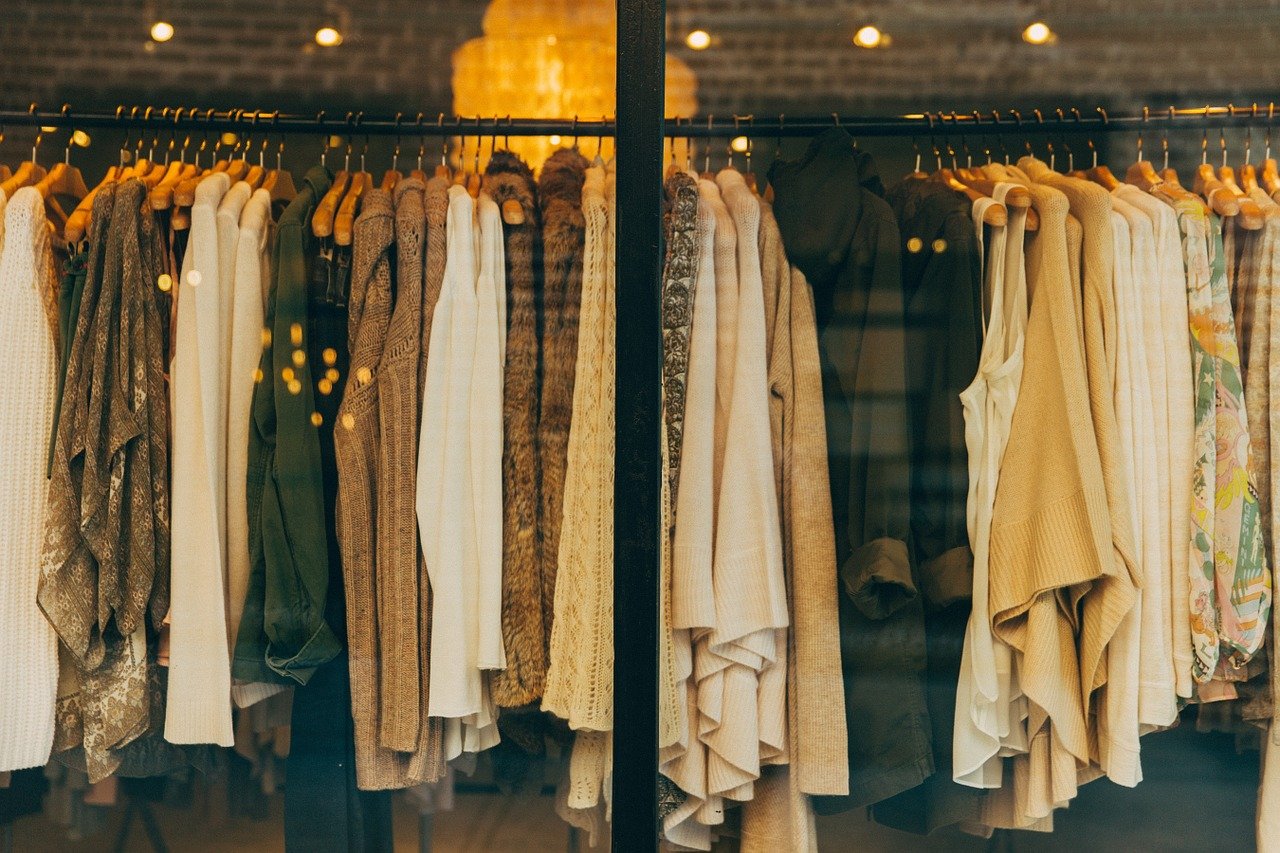 Imagem de várias roupas em uma vitrine. 