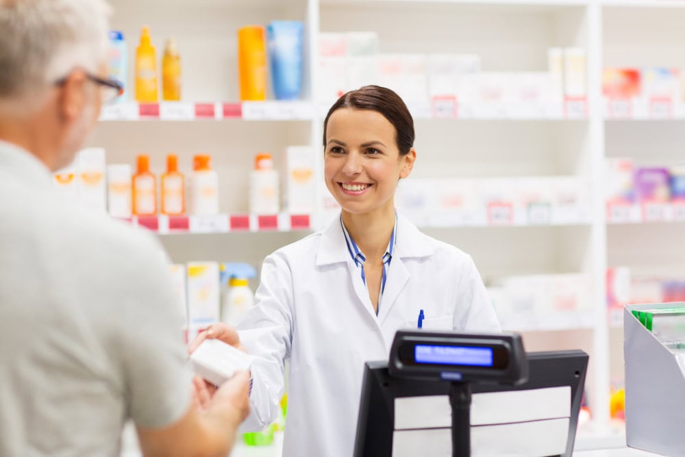 Farmacêutica e homem sênior compra de drogas na farmácia. Imagem ilustrativa texto franquias farmácia