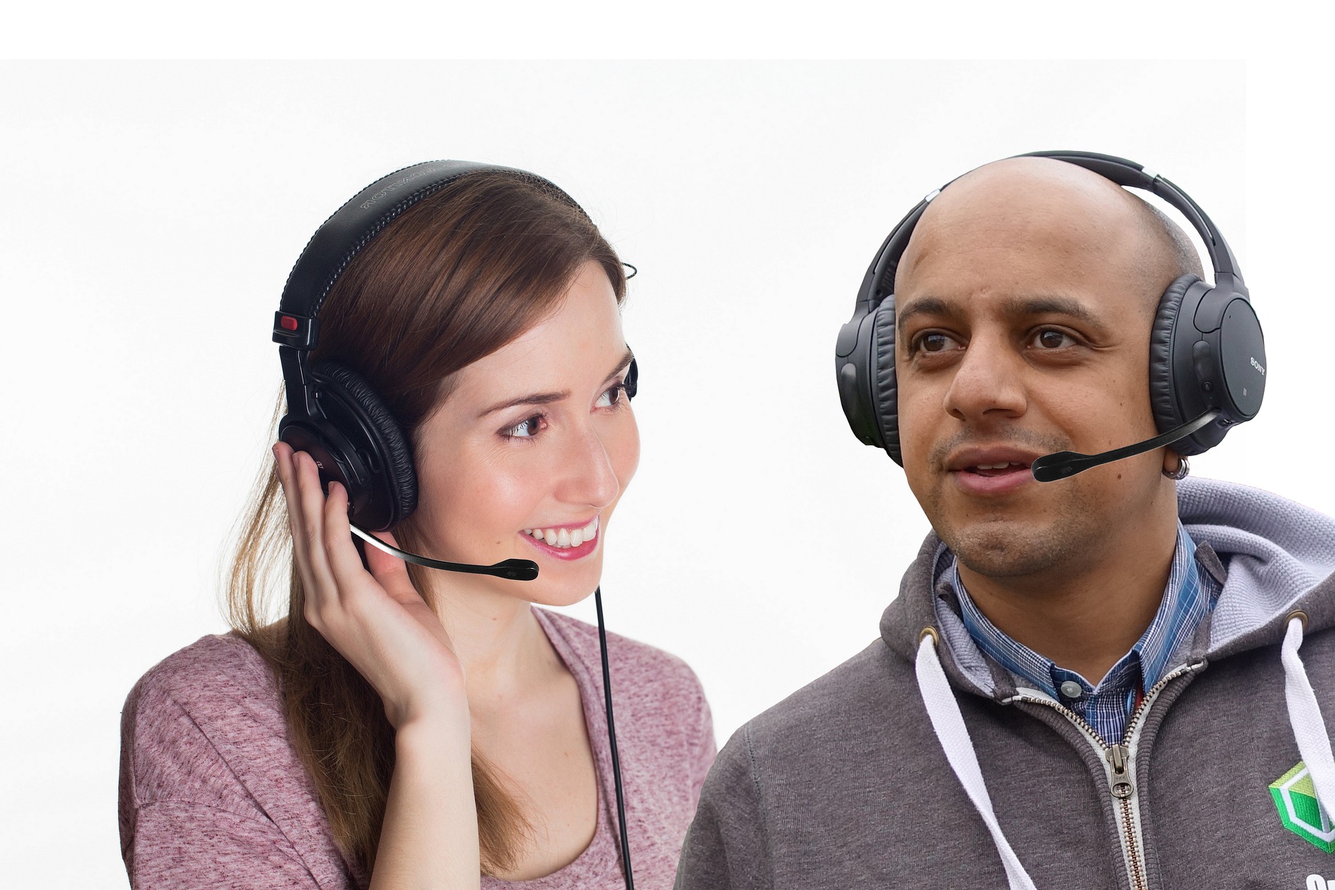 Vemos um homem e uma mulher com fone de ouvido de telemarketing (imagem ilustrativa).