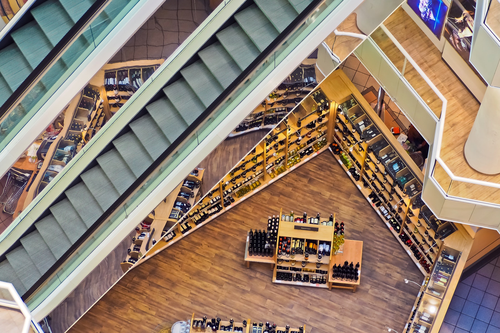 Vemos duas escadas rolantes de um shopping (imagem ilustrativa). Texto: franquia açaí concept.