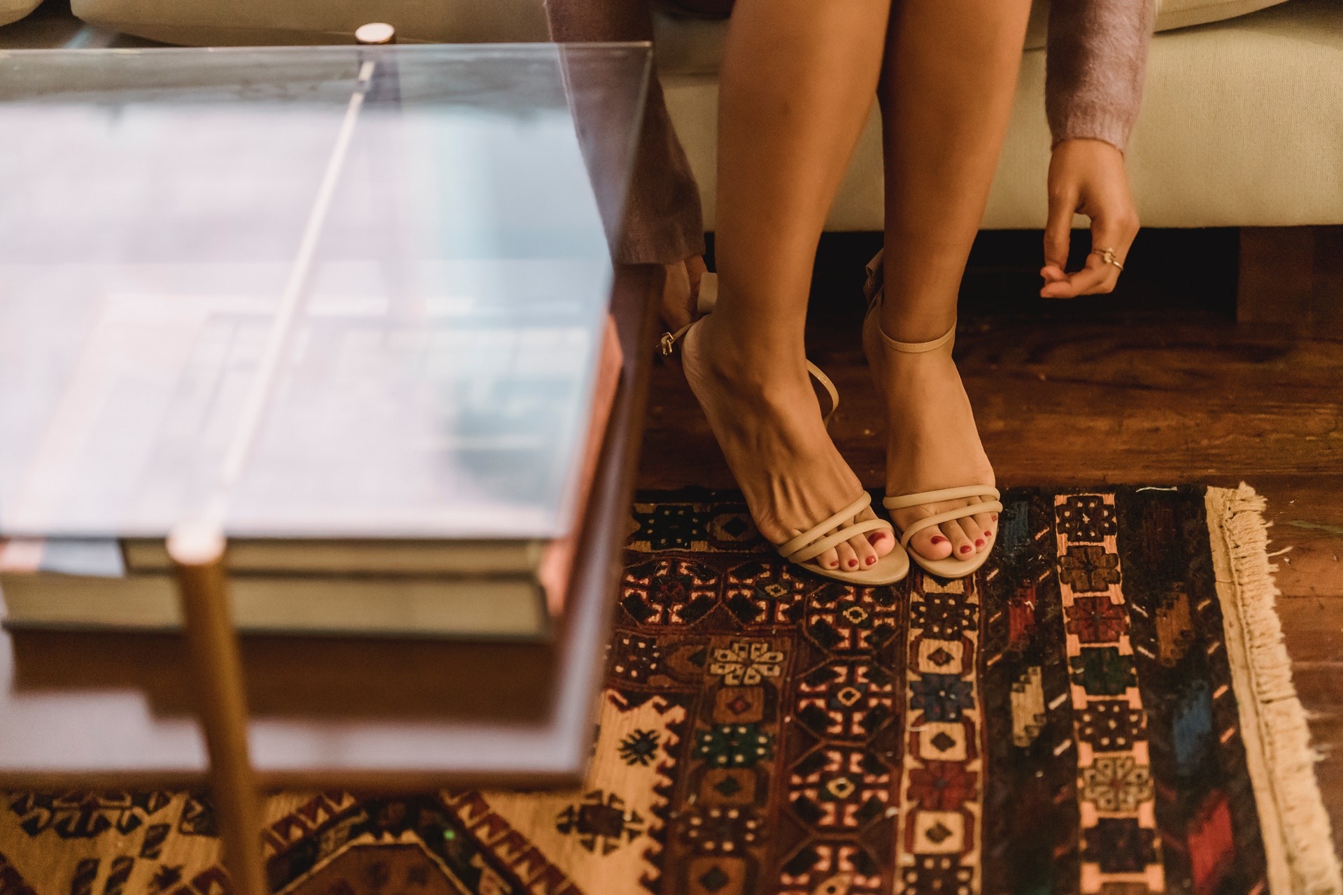 Imagem de dois pês de uma mulher vestindo uma sandália. Imagem ilustrativa text negócios em alta 2021.