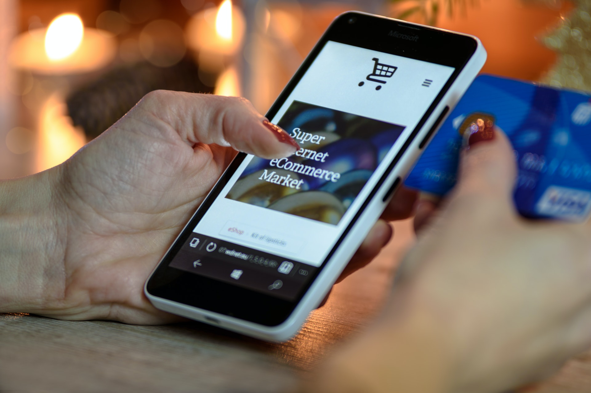 Vemos que uma pessoa tem o celular às mãos com uma pagina de compras em tela tela (imagem ilustrativa). Texto: como abrir um ecommerce.