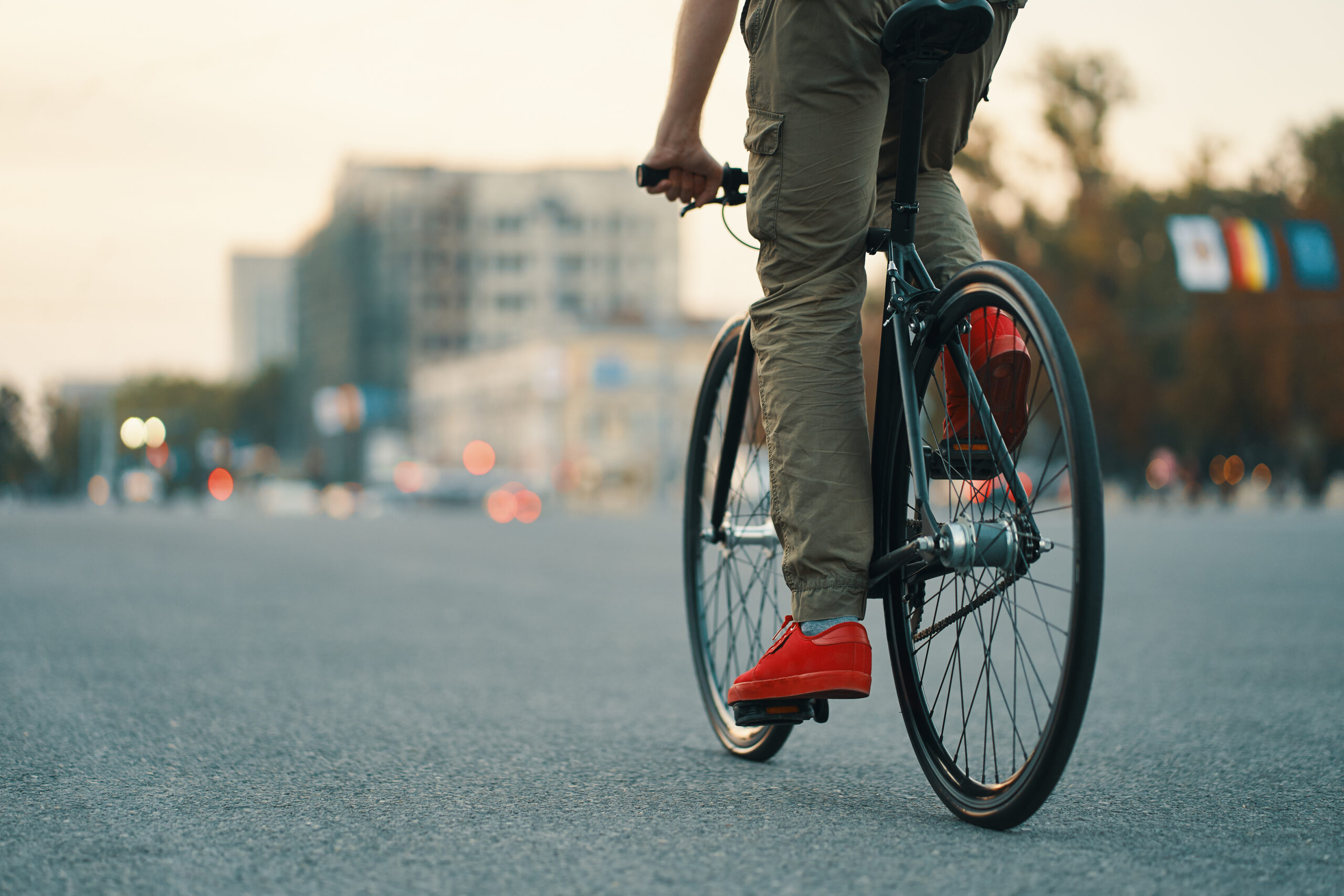 Vemos uma pessoa andando de bicicleta (imagem ilustrativa). Texto: como investir melhor meu dinheiro.