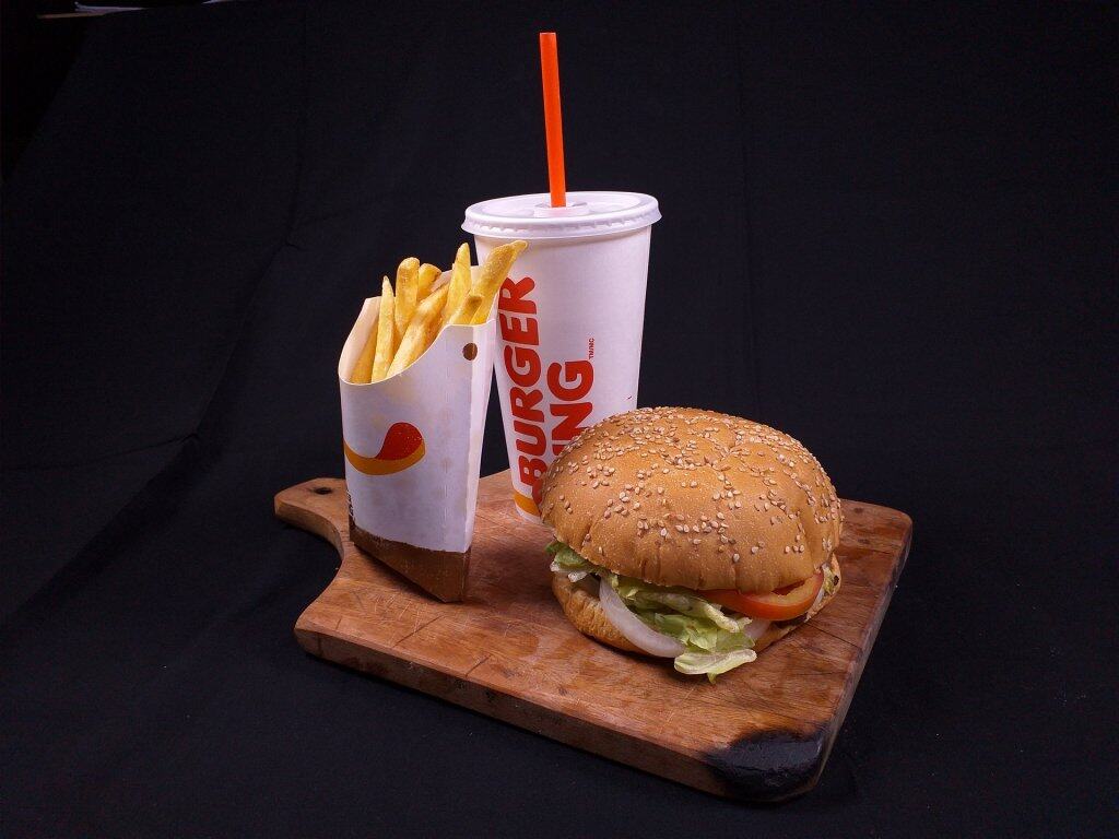 Foto de um combo do burger king com sanduíche, refrigerante e batata. Imagem ilustrativa para texto Franquia Burger King.