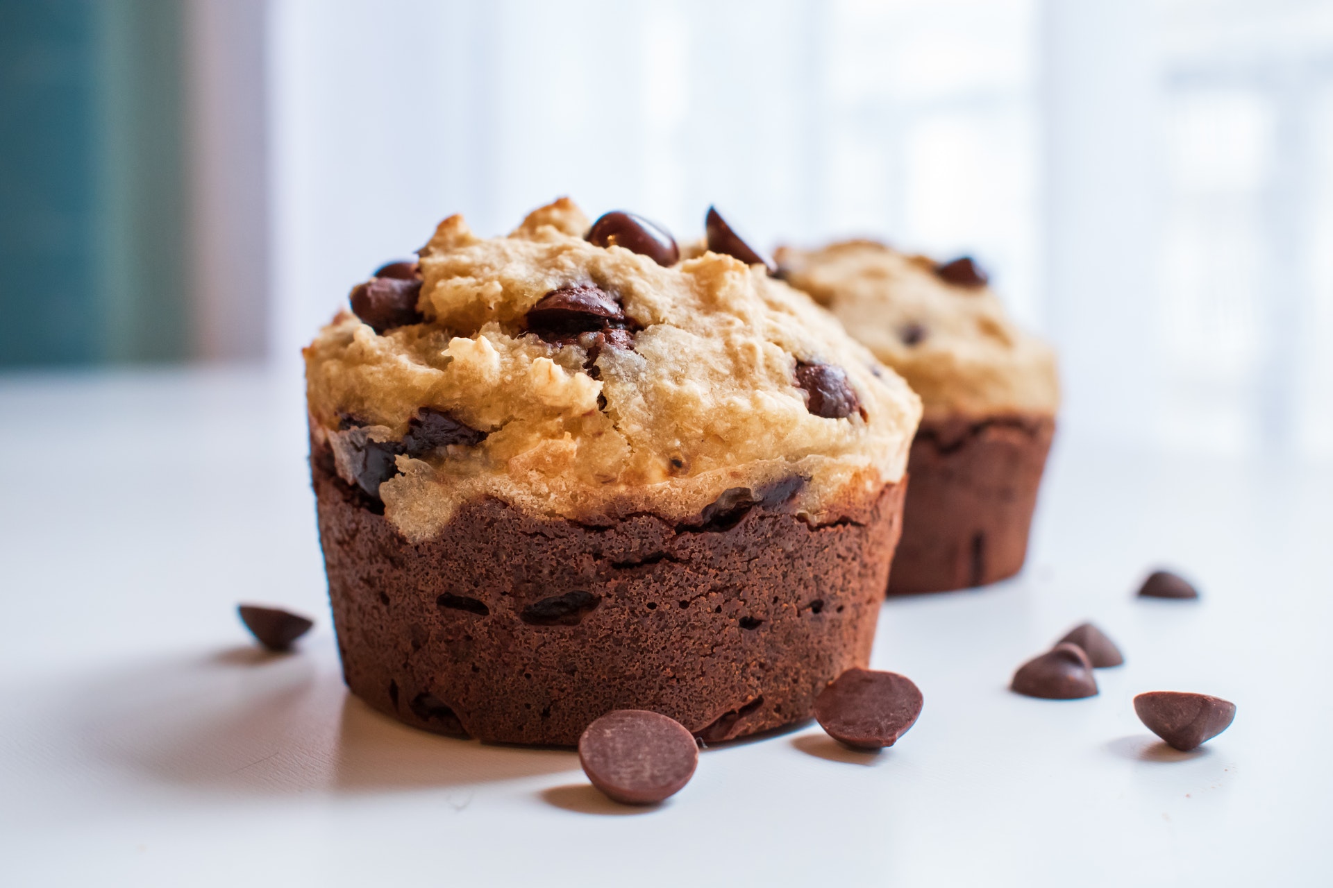 Vemos um muffin de gotas de chocolate (imagem ilustrativa). Texto: franquia de doces.