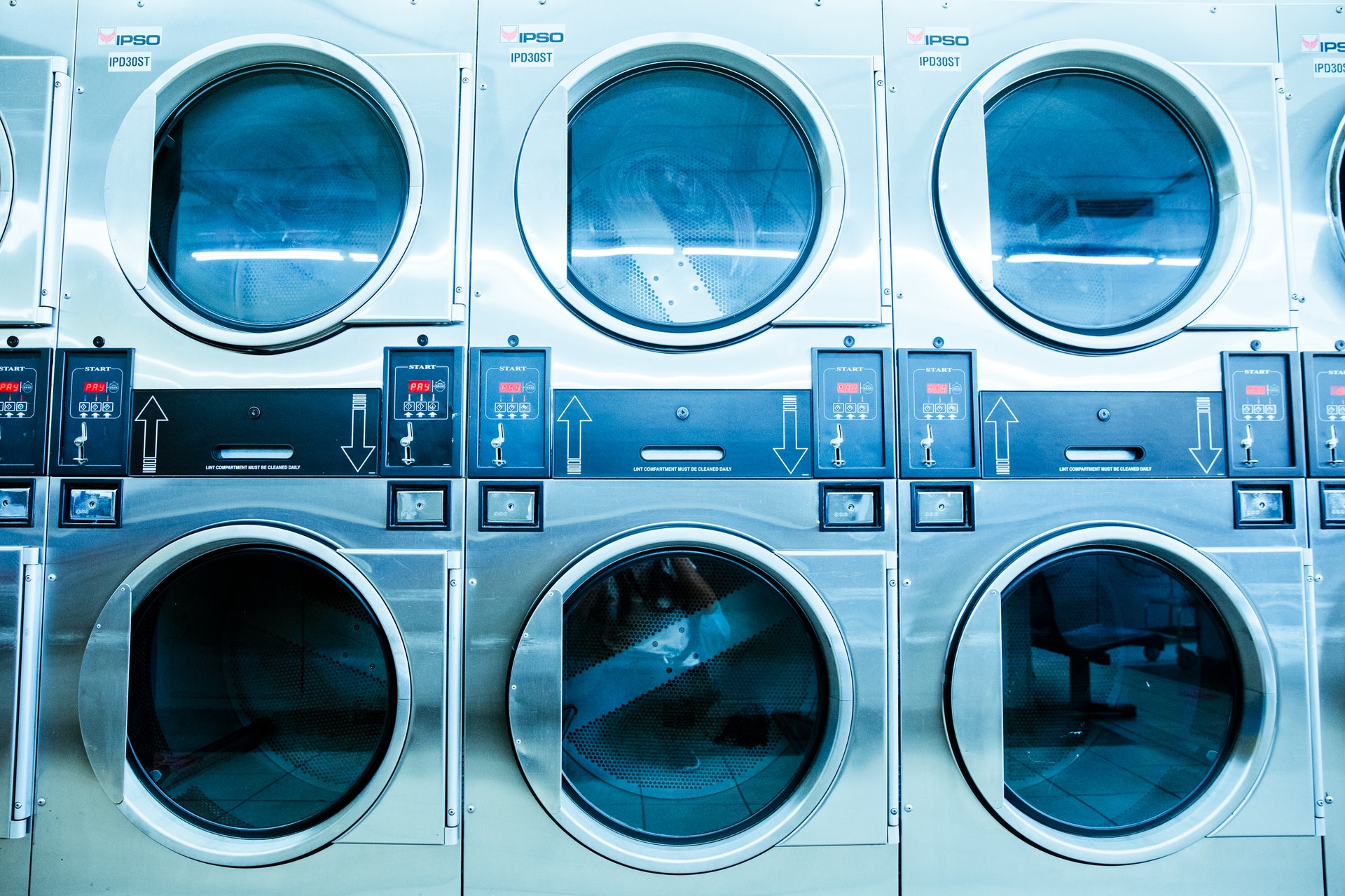 Vemos várias máquinas de lavar (imagem ilustrativa). Texto: grandes negócios lucrativos.