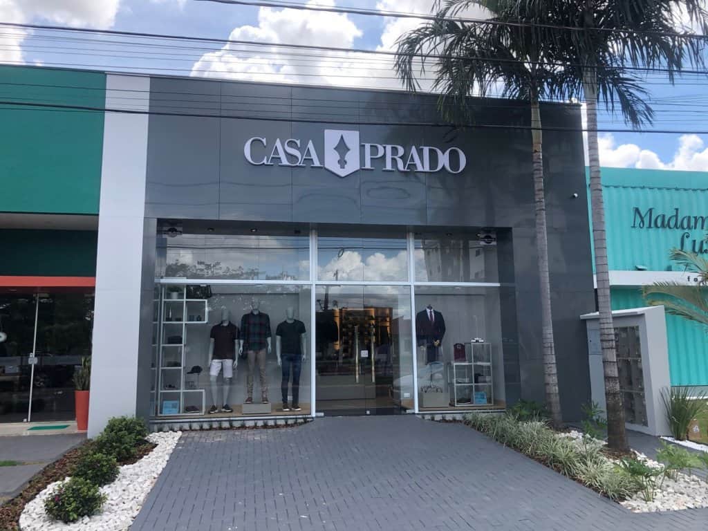 fachada de loja Franquia de roupa masculina casa prado