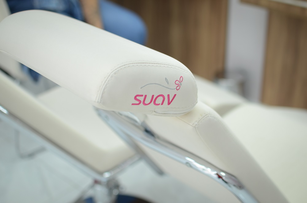 Imagem em close de uma cadeira de esteticista com a marca Suav.