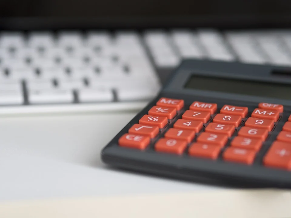 calculadora sobre a mesa imagem ilustrativa texto conceitos finanças abrir uma franquia