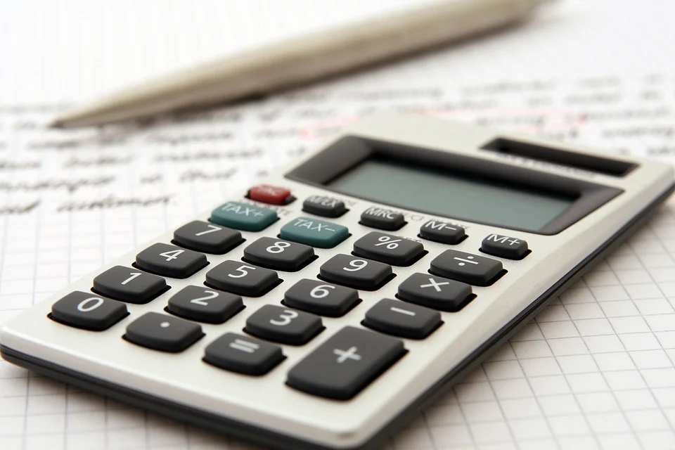 calculadora sobre mesa imagem ilustrativa dicas financeiras franquia