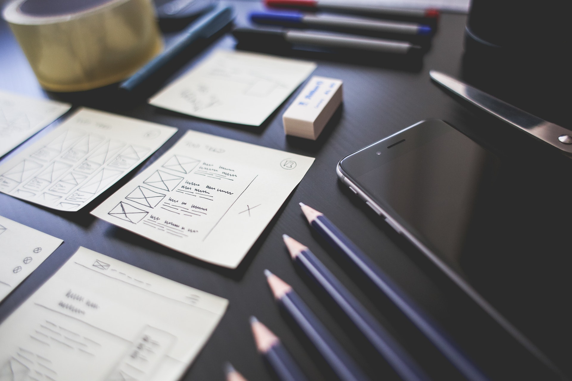 Imagem de cadernos de anotações e lápis em cima de uma mesa. Imagem ilustrativa texto erros ao franquear seu negócio.