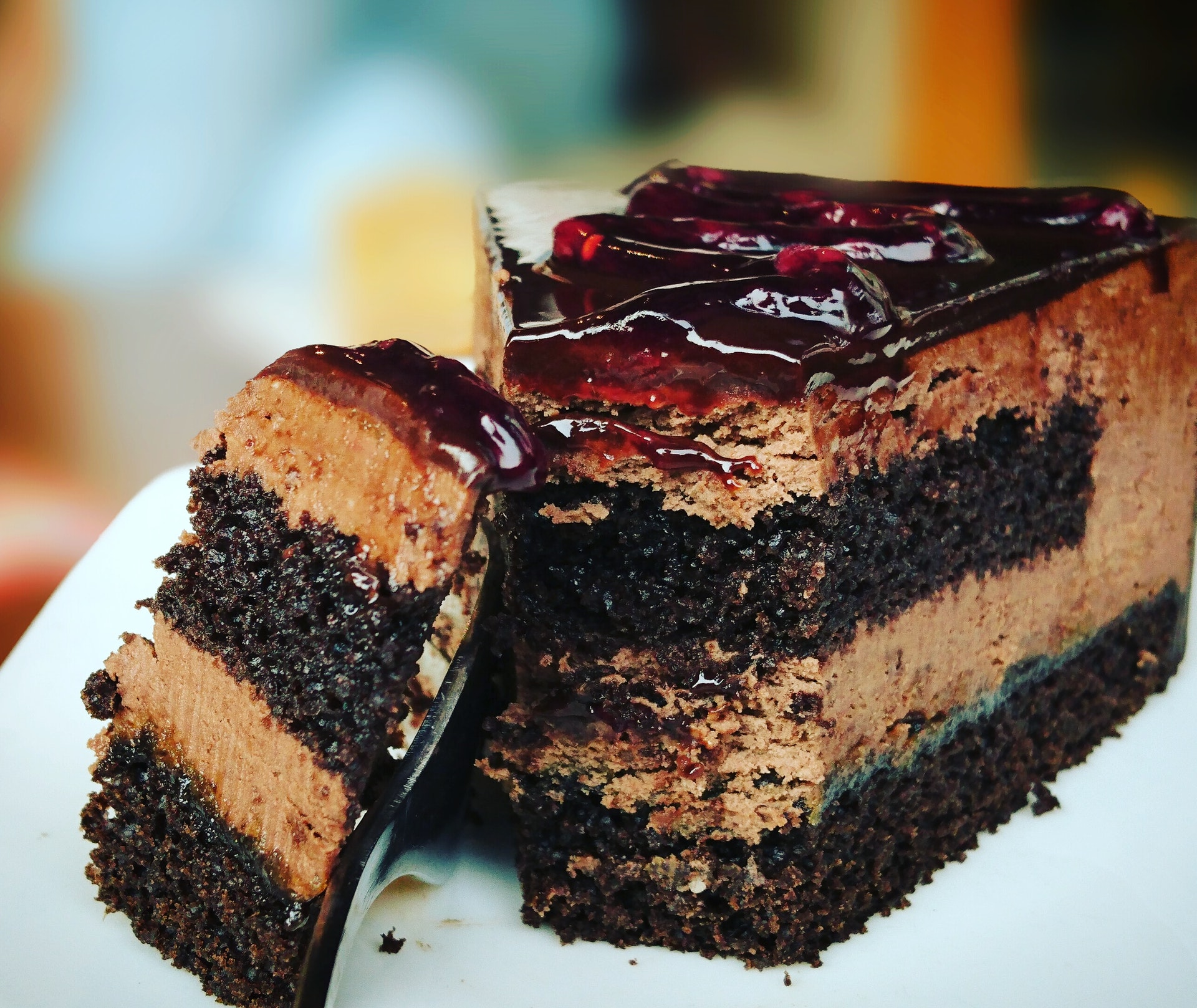 Imagem de uma fatia de bolo de chocolate. Imagem ilustrativa texto franquias baratas alimentação 2022.