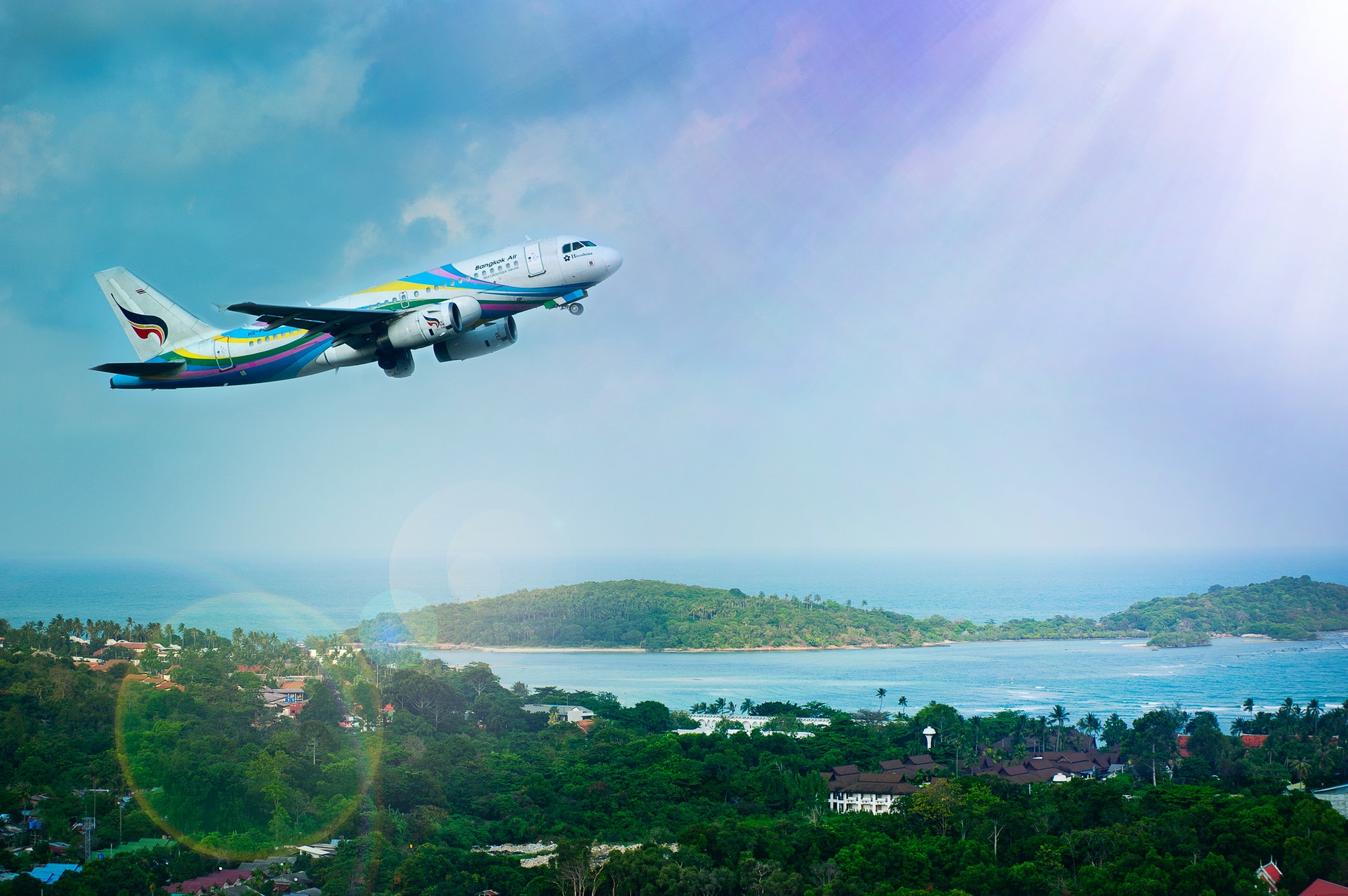 Imagem de um avião no céu com uma imagem de natureza no horizonte. Imagem ilustrativa texto lucrar muito investindo pouco.