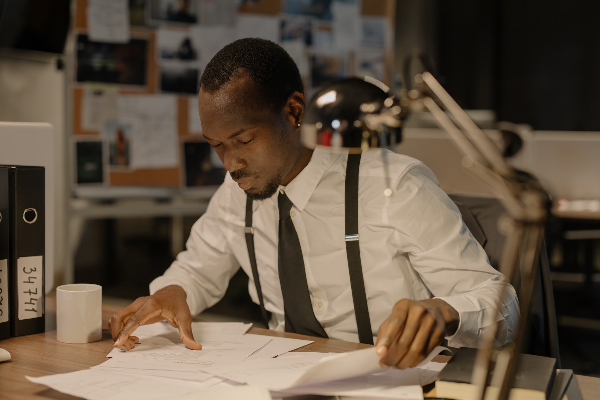 Imagem de um homem concentrado sendo em uma mesa de escritório. Imagem ilustrativa texto como escolher a melhor franquia.