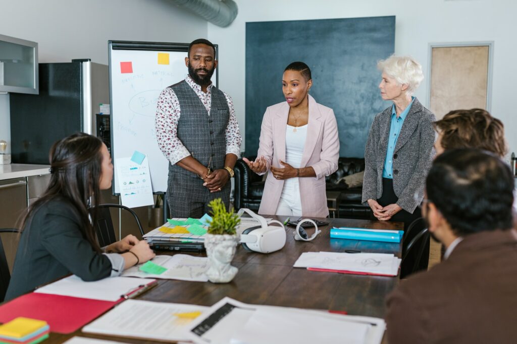 Imagem de várias pessoas reunidas ao retor de uma mesa de escritório. Imagem ilustrativa texto empreendedorismo corporativo.