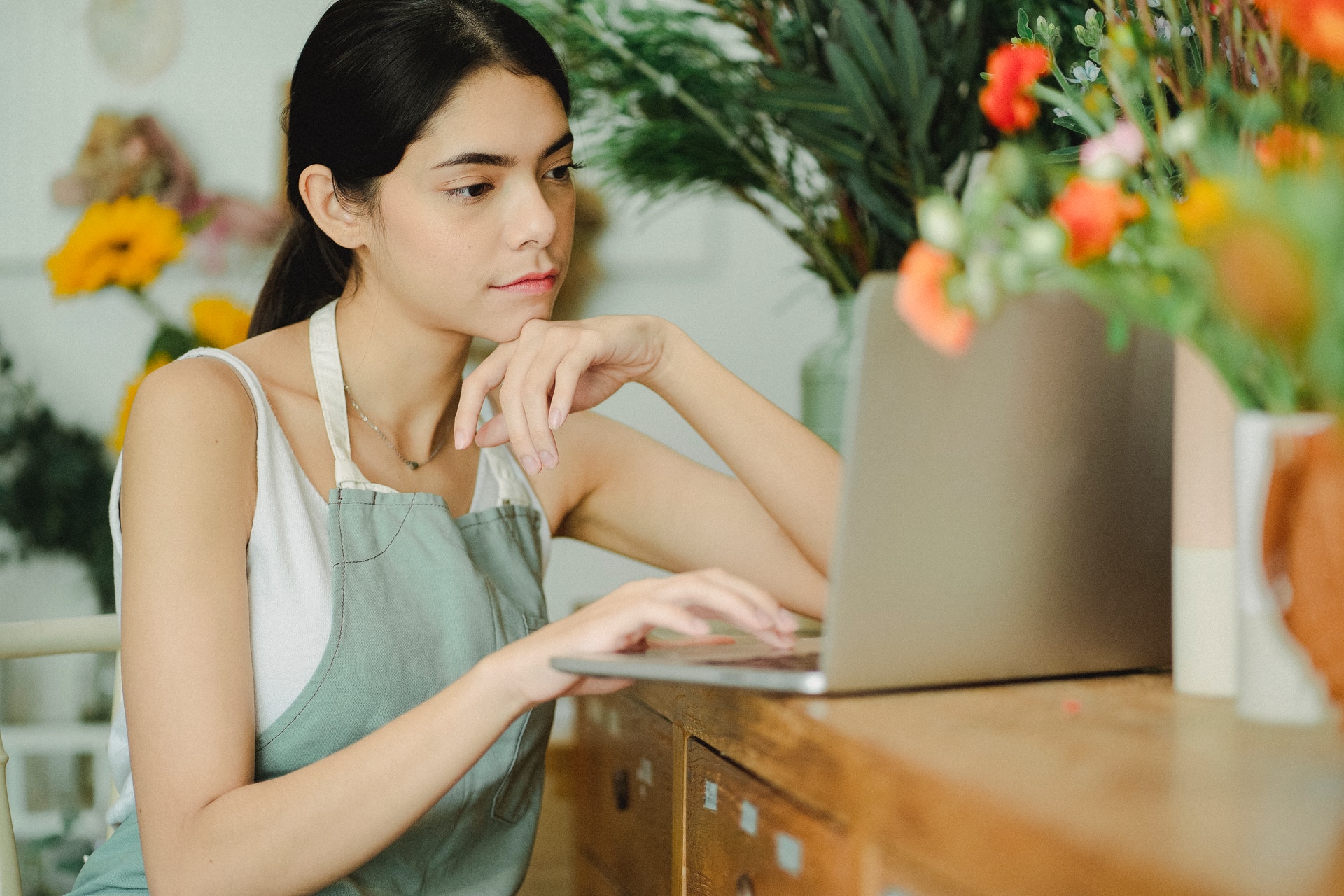 Imagem de uma mulher olhando para um computador. e trabalhando. Imagem ilustrativa texto interiorização de franquias.