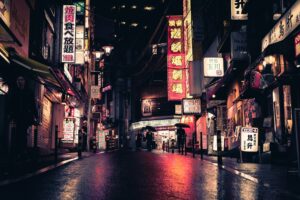 Imagem de uma rua cheia de comércio a noite e iluminada. Imagem ilustrativa texto segmento de negócios com retorno rápido.