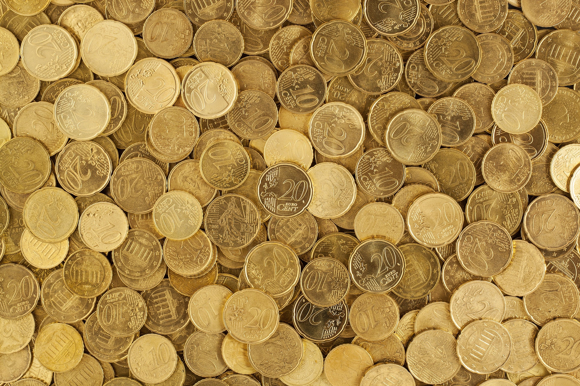 Imagem de várias moedas de 10 centavos. Imagem ilustrativa texto segmentos de franquias com baixo investimento.
