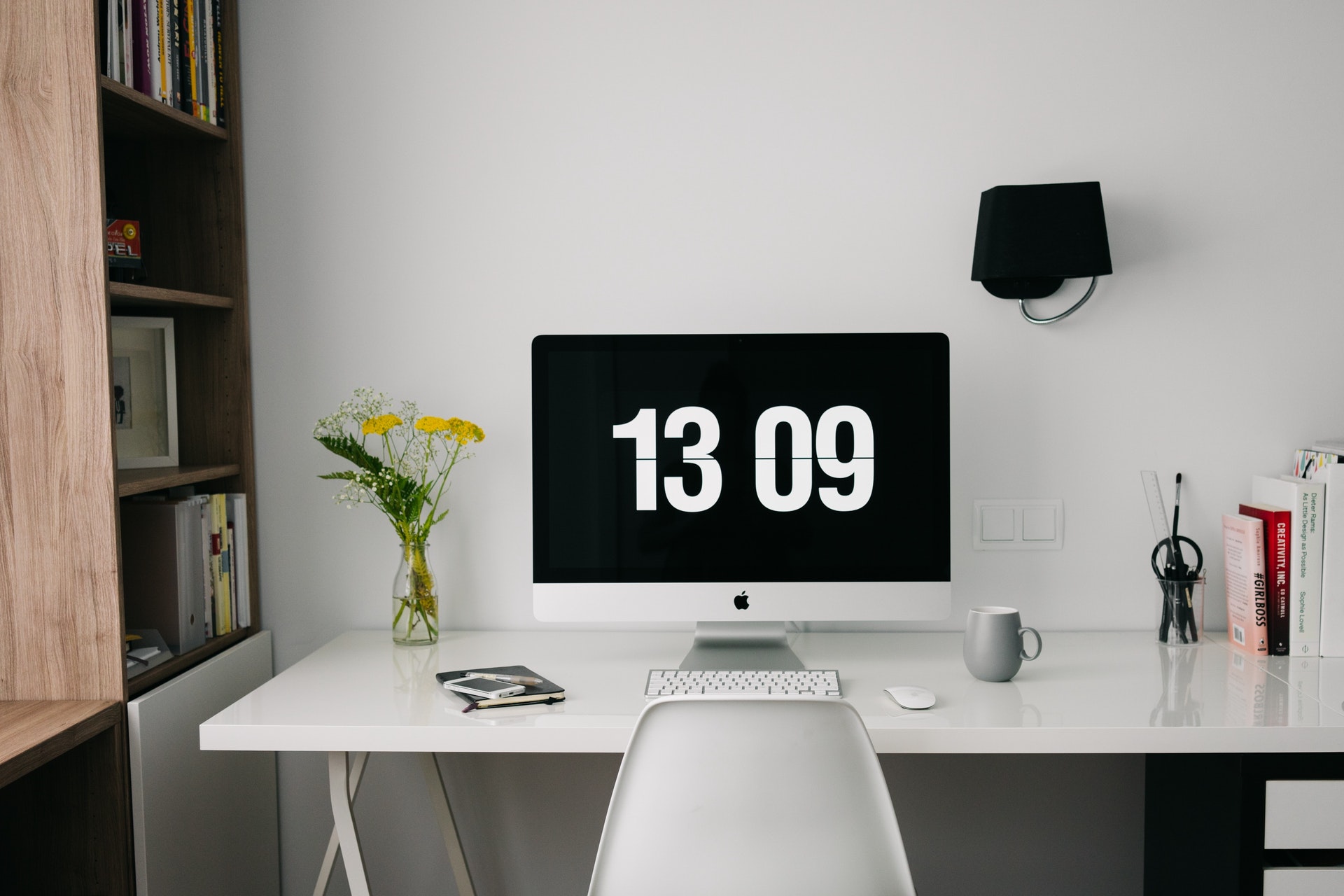 Imagem de uma mesa de escritório com uma tela do computador com as horas escritas nela. Imagem ilustrativa texto abertura de franquia.