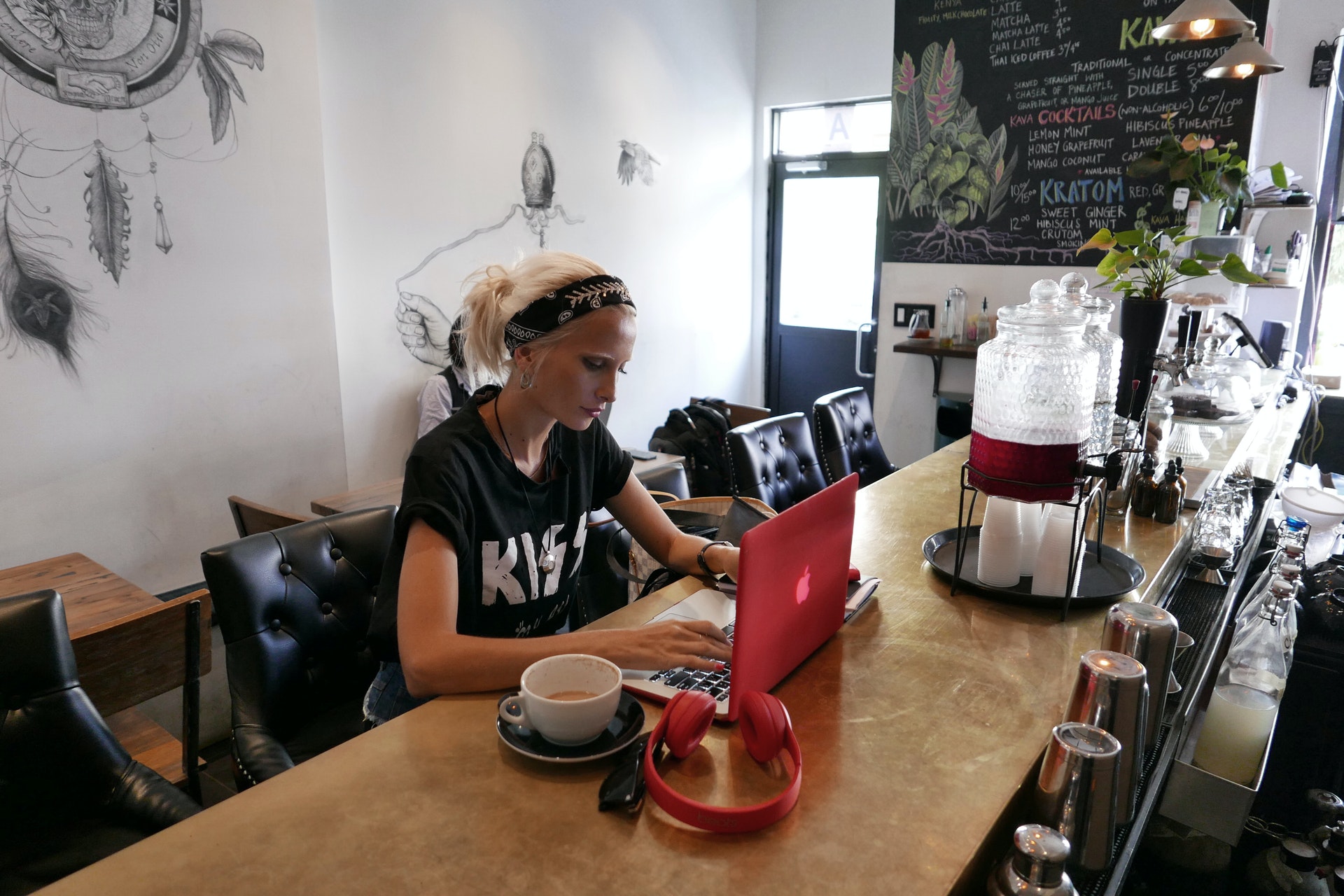 Imagem de uma mulher no balcão de uma cafeteria. Imagem ilustrativa texto dono de franquia ou negócio próprio. 