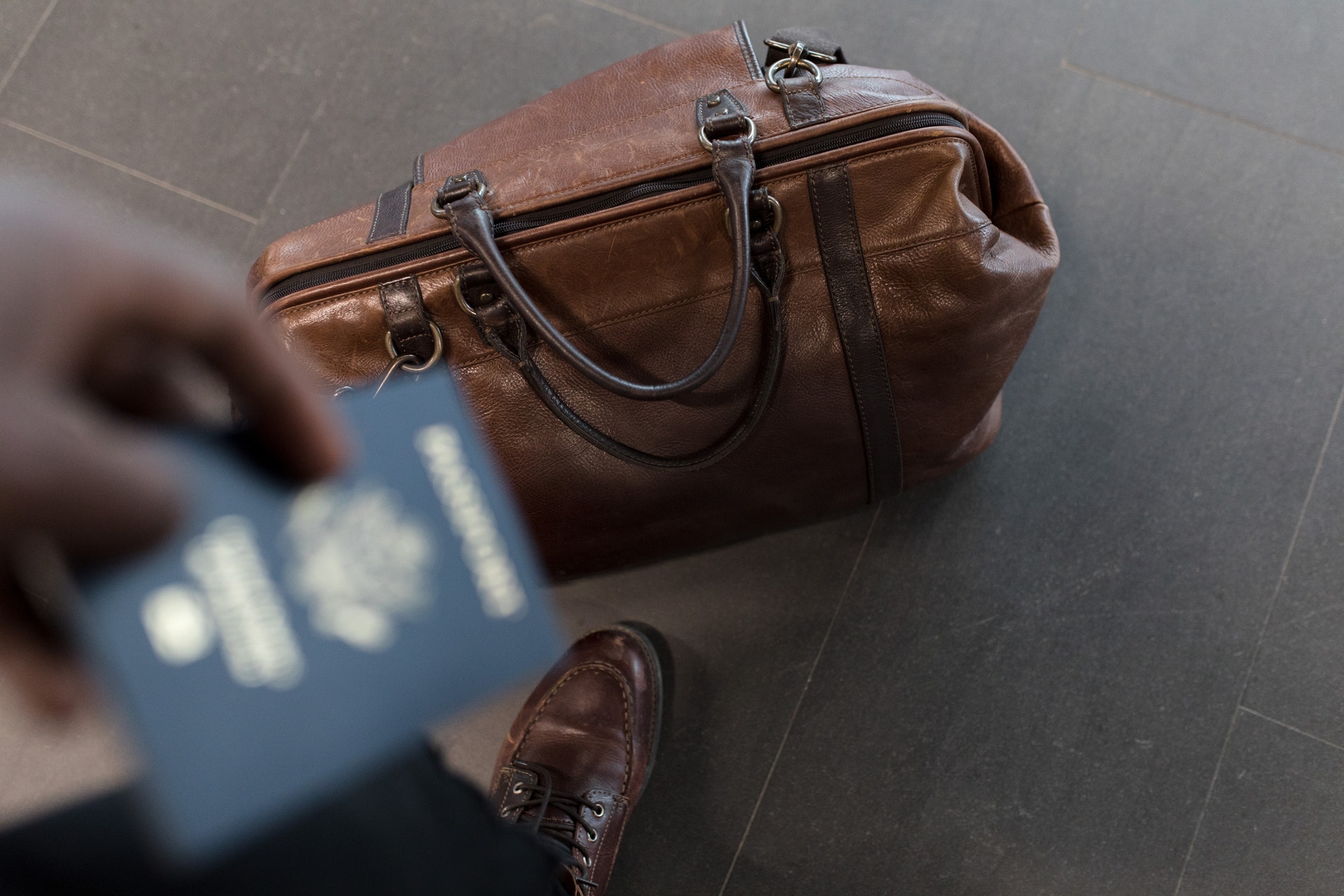 Imagem de uma mala e um passaporte. Imagem ilustrativa texto franquias virtuais baratas.
