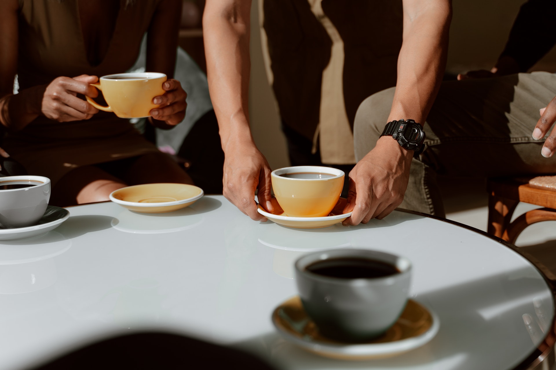 Imagem de uma mesa com xícaras de café. Imagem ilustrativa do texto franquias voltadas para terceira idade.