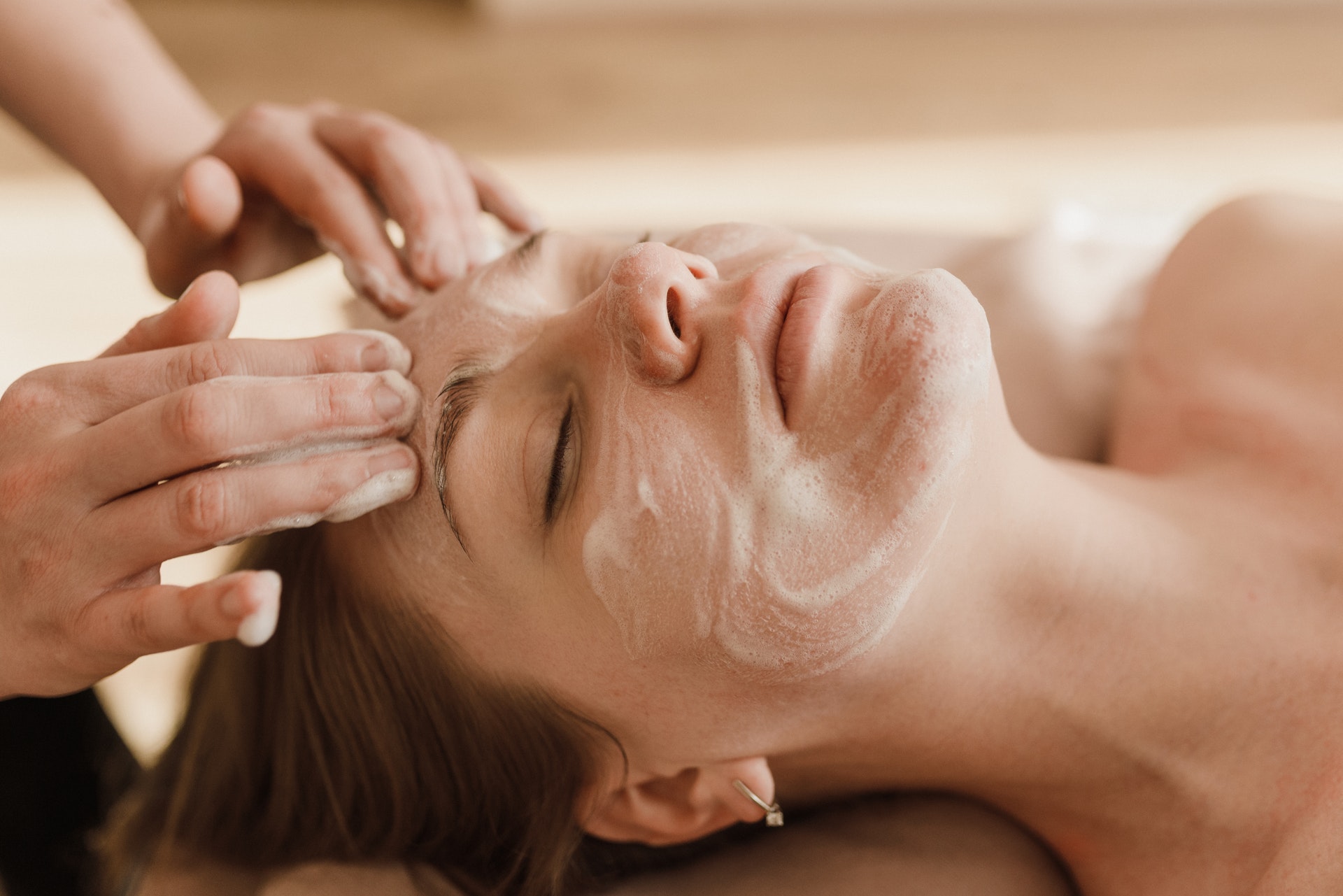 Imagem de uma mulher passando por um tratamento de pele. Imagem ilustrativa texto modelos de franquias.