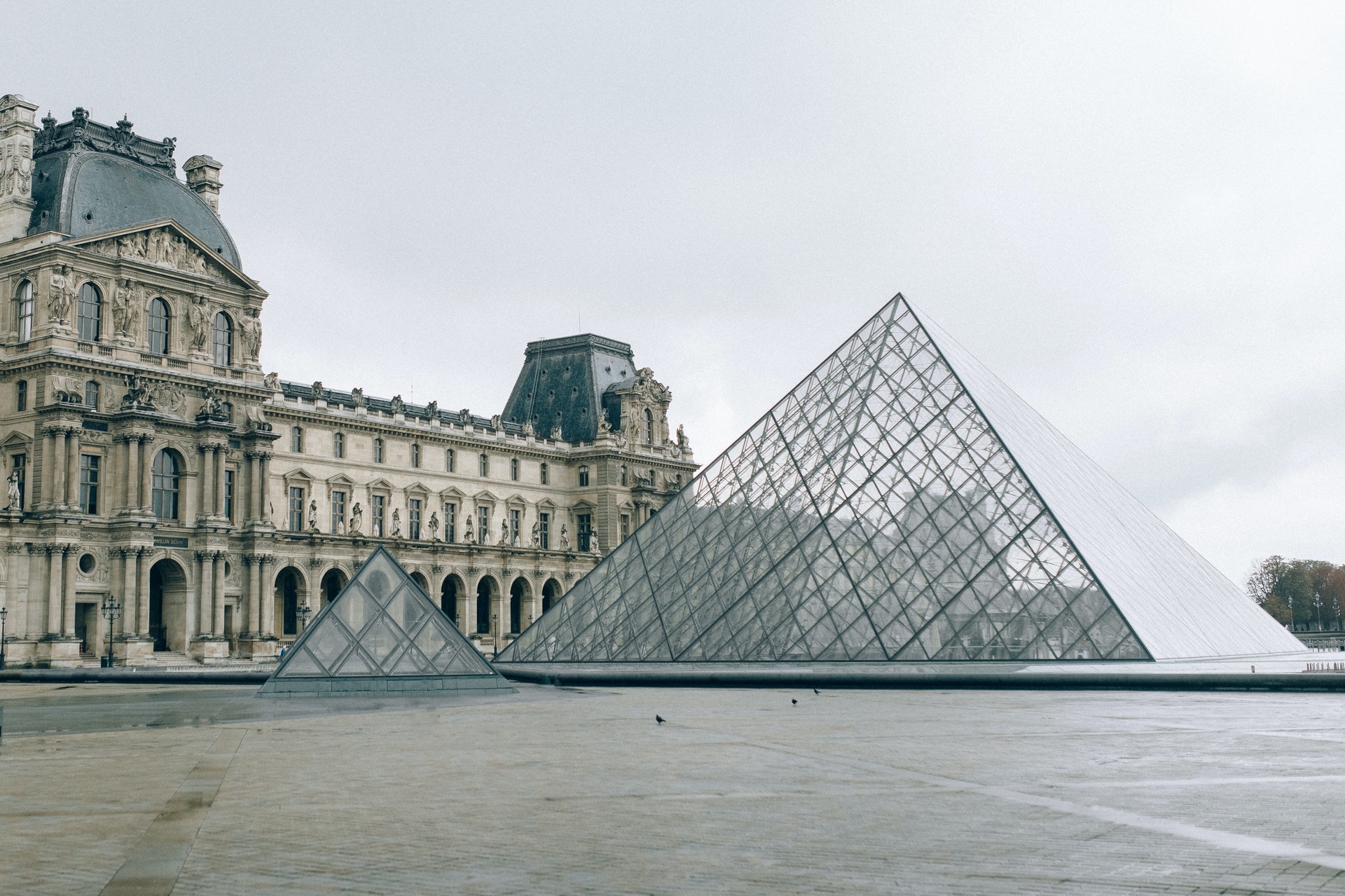 Imagem da praça do Museu do Louvre em Paris. Imagem ilustrativa texto franquias de até 40 mil.
