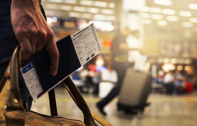 Mão segurando um passaporte e bilhete de avião em ambiente de aeroporto. Ilustração do texto sobre abrir um negócio em outro país.