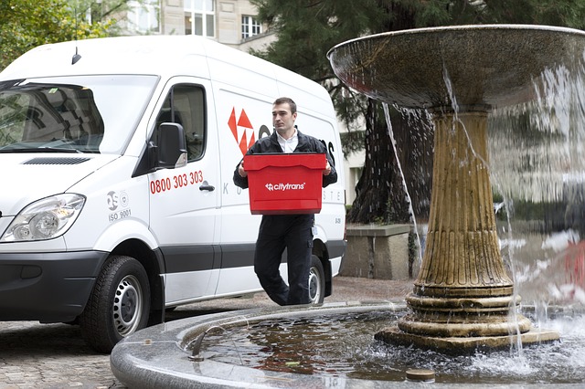 Homem carregando entrega em caixa vermelha, em frente a van usada para delivery. Ilustração do texto sobre empreender com pouco dinheiro.