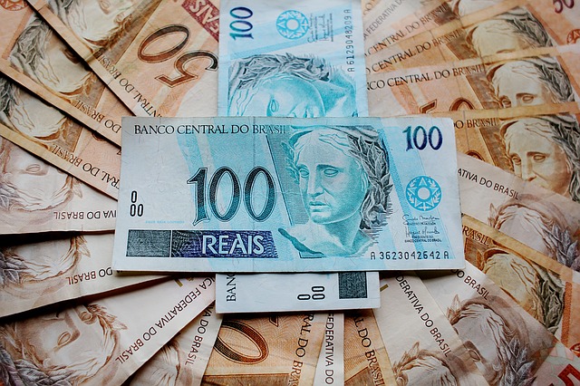 Notas de R$ 50 e R$ 100 organizadas em círculo. Ilustração do texto sobre franquia da dinheiro.