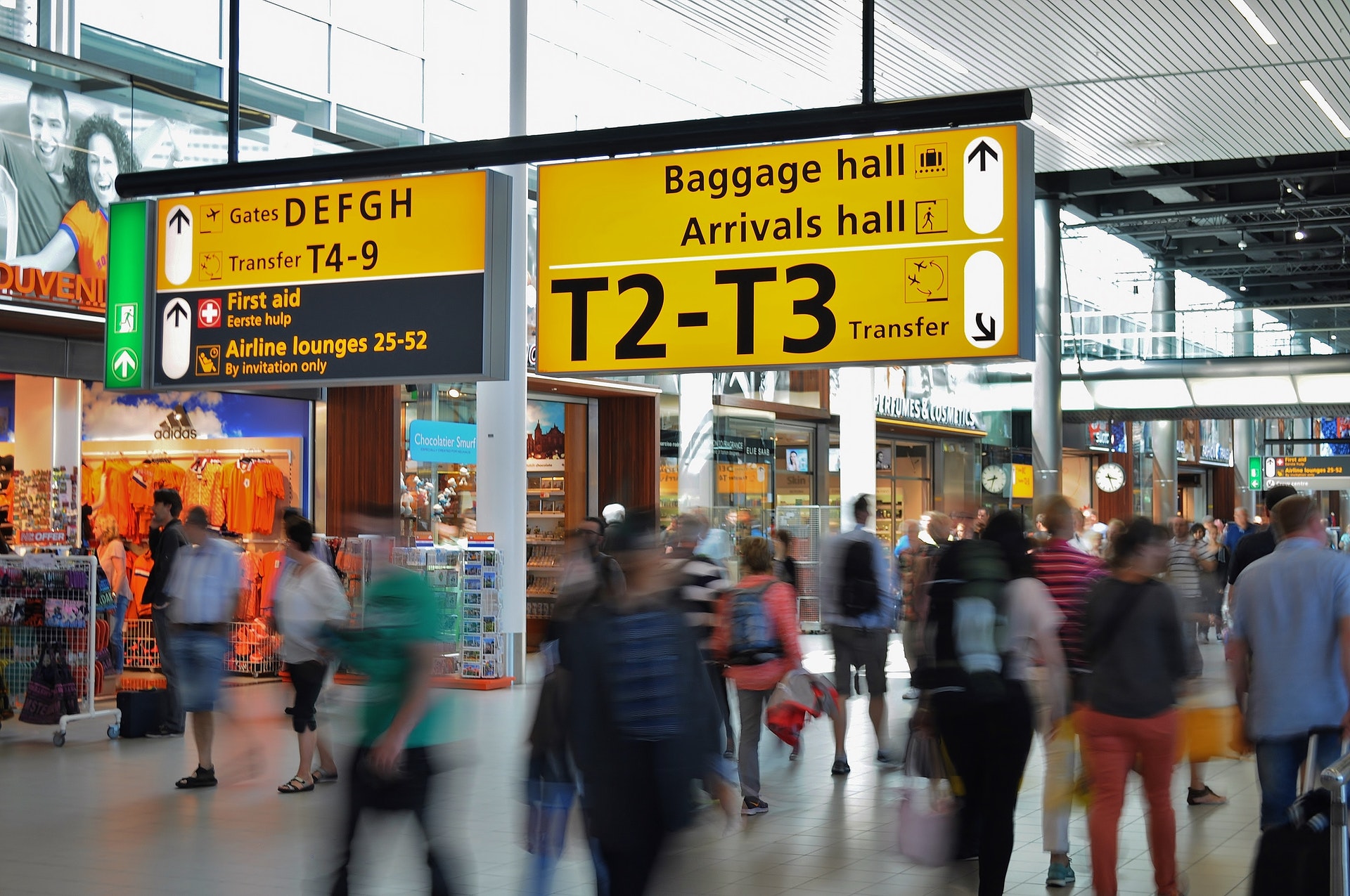 Saguão de um aeroporto com várias pessoas. Imagem ilustrativa do texto microfranquia digital.