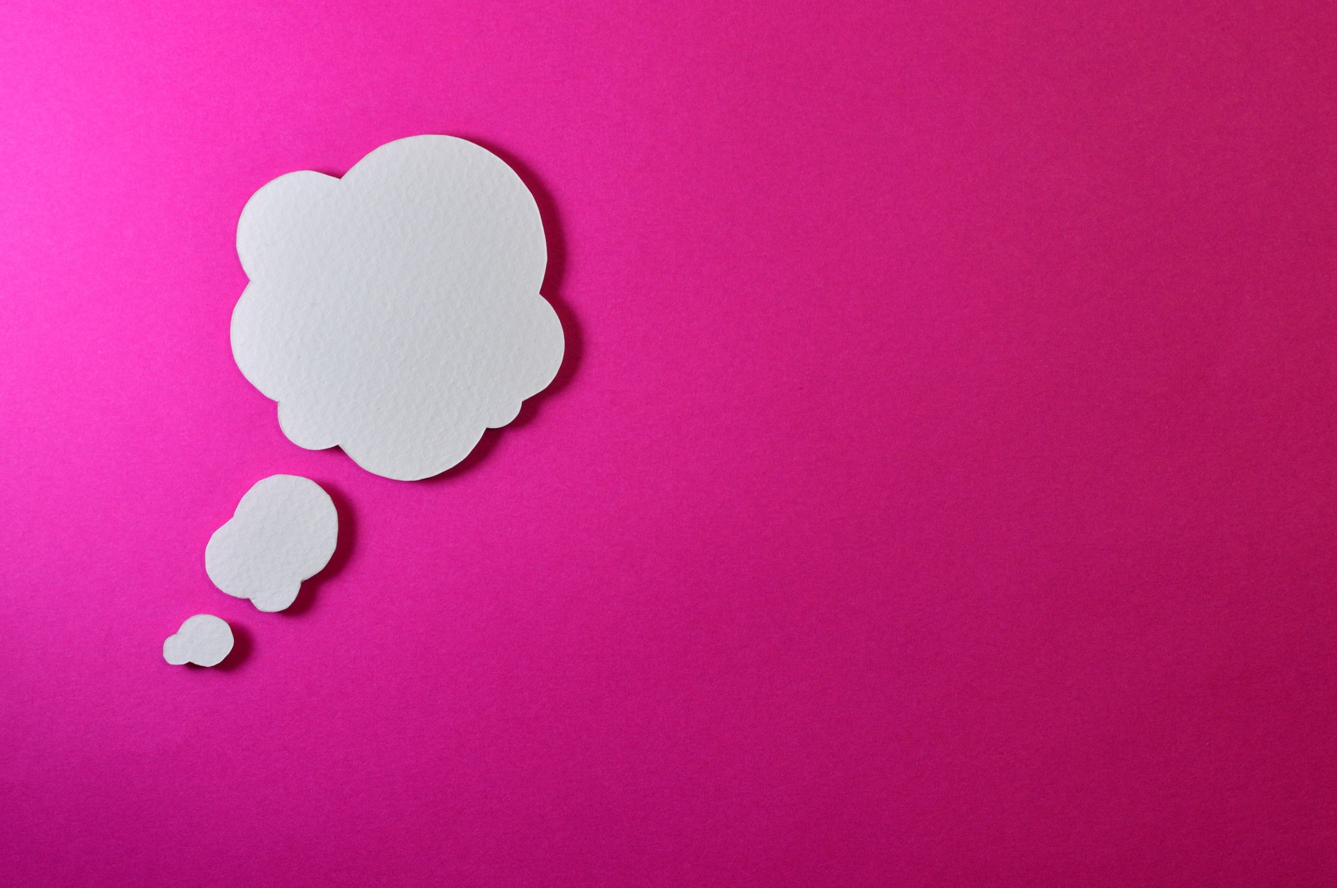 Fundo rosa e um desenho de uma nuvem simbolizando ideia. Imagem ilustrativa do texto quero empreender.