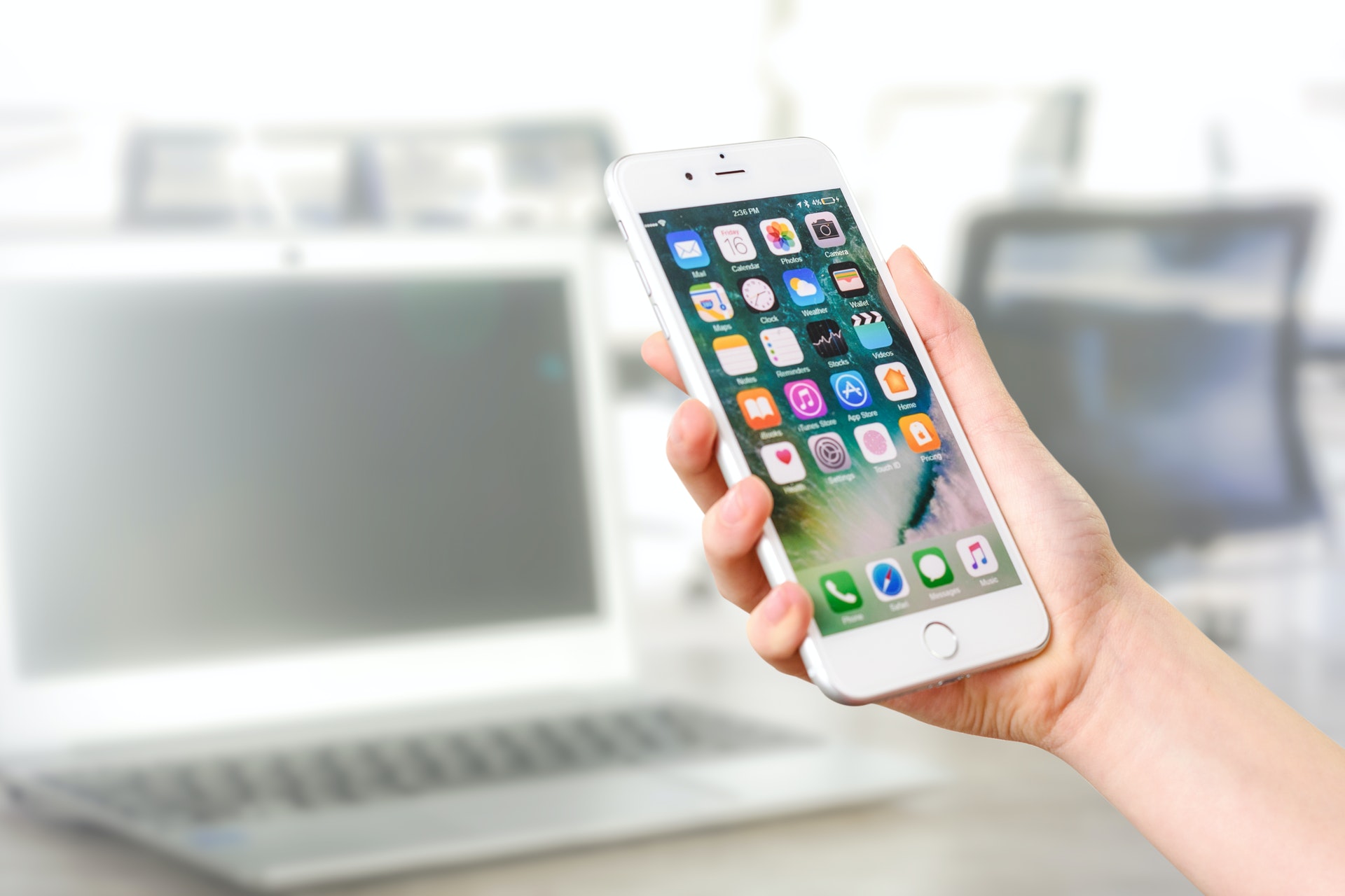 Mão segurando um celular com vários aplicativos na tela. Imagem ilustrativa do texto sobre franquias mais baratas do mercado.