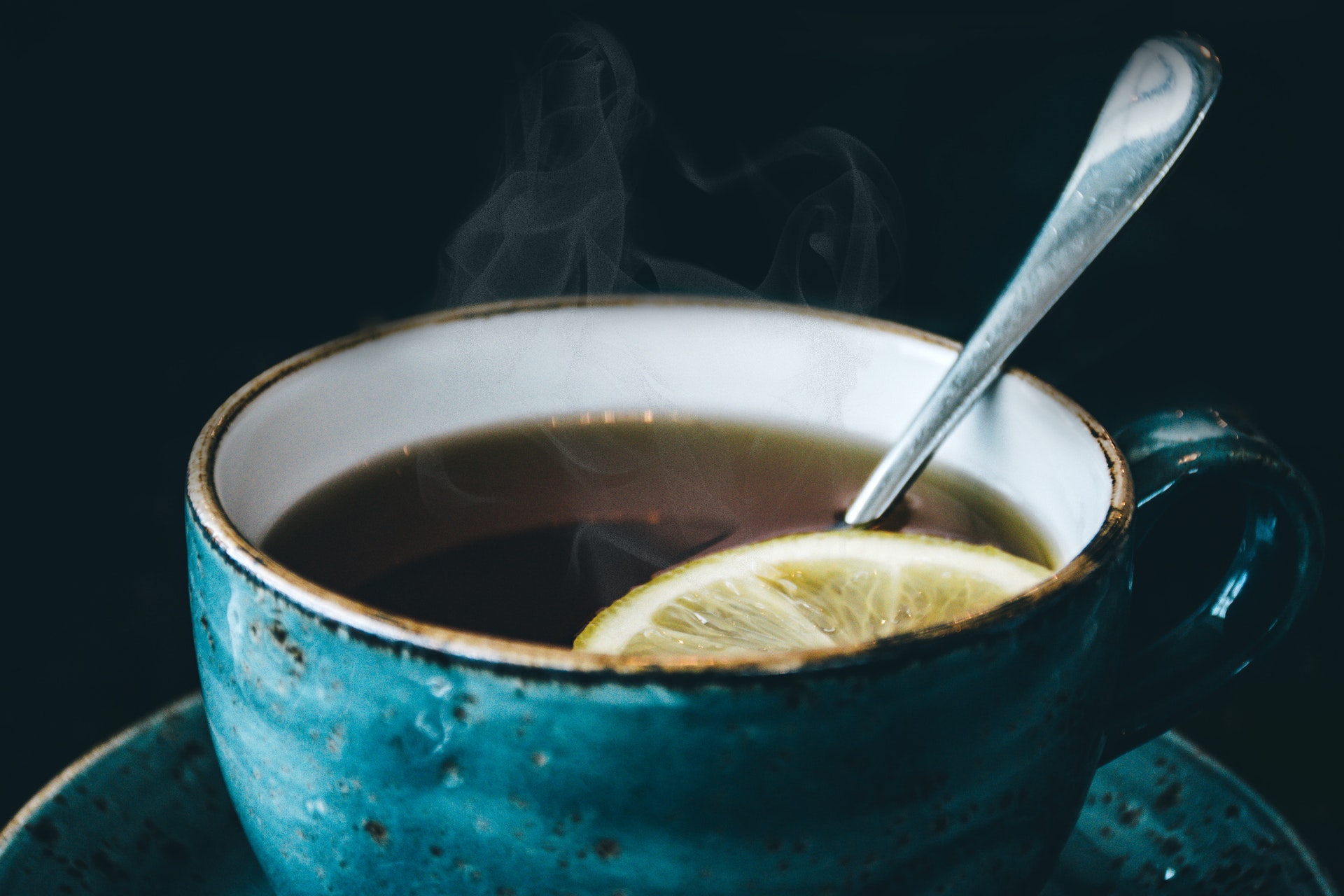 Xícara de chá com uma rodela de limão. 
